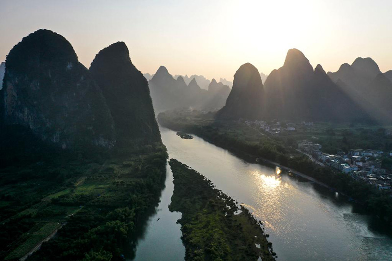 Focus sur la Chine : une rivière pittoresque reflète les progrès écologiques du pays