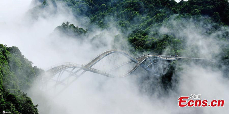 La brume enveloppe le site touristique de Shenxianju, dans le comté de Xianju de la ville de Taizhou, dans la province du Zhejiang (est de la Chine), le 13 mai 2021, faisant de l'endroit un véritable paradis sur terre.