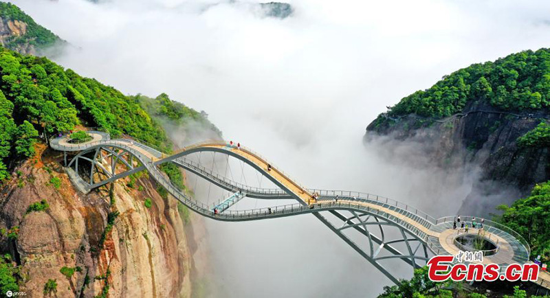 La brume enveloppe le site touristique de Shenxianju dans le Zhejiang