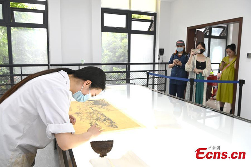 Les gens font l'expérience de l'artisanat de restauration de reliques culturelles au Musée du Sichuan