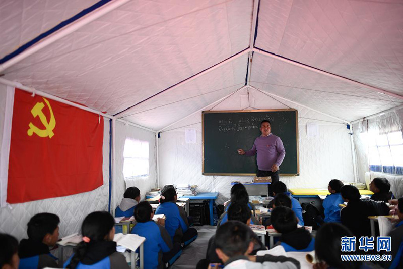 Après le tremblement de terre, un professeur devient le « père temporaire » de ses élèves