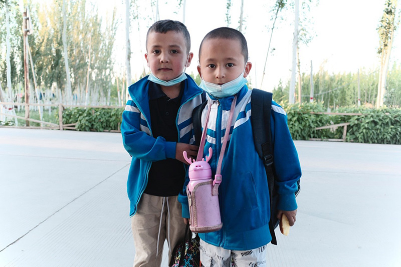 Enfants souriants au Xinjiang
