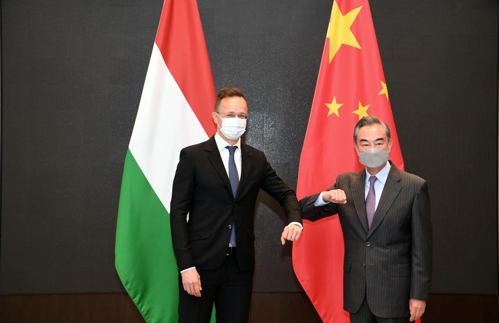 Le ministre chinois des AE s'entretient avec son homologue hongrois