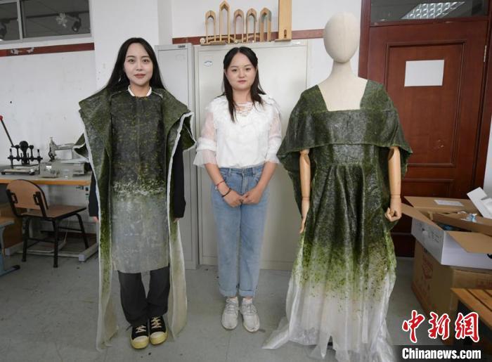 Une étudiante d'université du Jilin crée des vêtements comestibles
