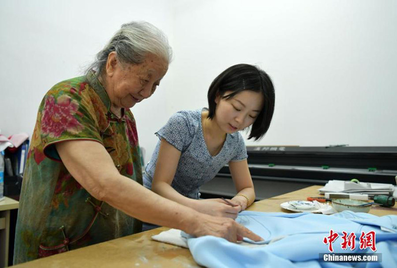 Une grand-mère de 86 ans du Hebei a passé la plupart sa vie en robe qipao traditionnelle