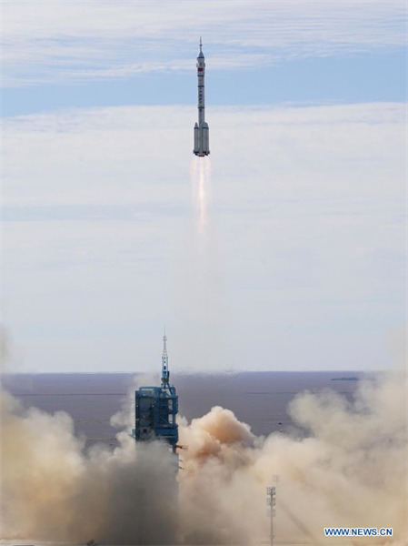 La Chine lance la première mission habitée pour la construction de la station spatiale
