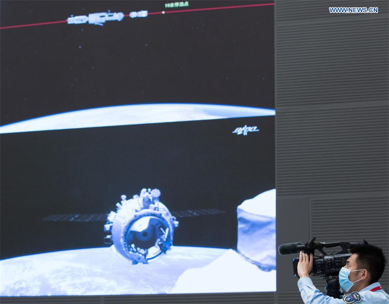Le vaisseau spatial habité chinois Shenzhou-12 s'amarre au module de la station spatiale