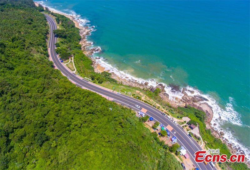 La charmante route touristique côtière de Wanning dans la province de Hainan