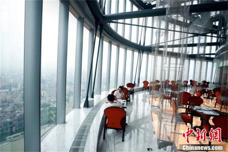 L'hôtel le plus haut du monde ouvre ses portes à ses clients à Shanghai