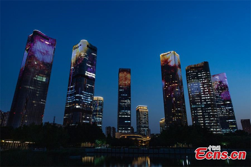 Des gratte-ciel de Beijing s'illuminent pour le 100e anniversaire du PCC du 1er juillet
