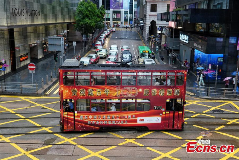 Les tramways de Hong Kong décorés pour le 100e anniversaire du PCC et le 24e anniversaire du retour du territoire à la Chine