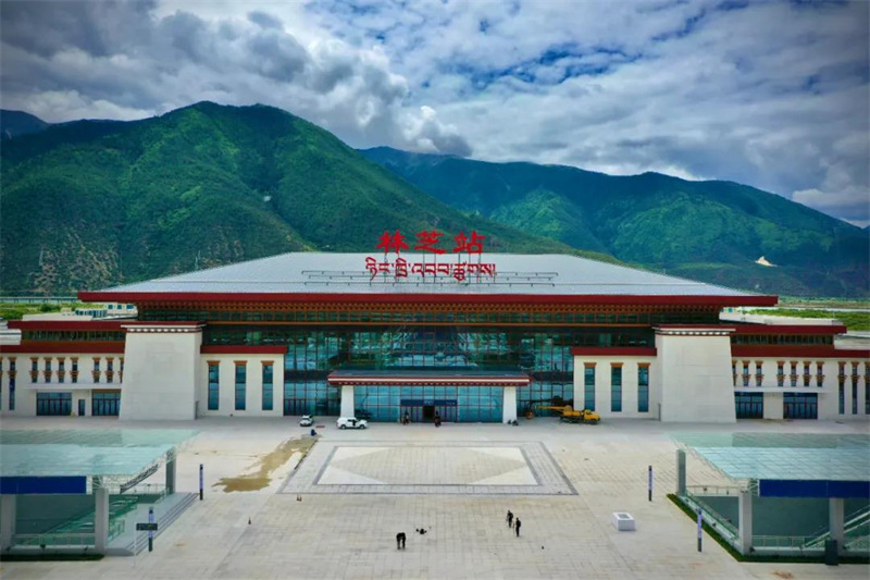 Le chemin de fer Lhassa-Nyingchi au Tibet entre officiellement en service
