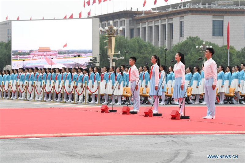 Les membres de la Ligue de la jeunesse communiste chinoise et les jeunes pionniers rendent hommage au PCC