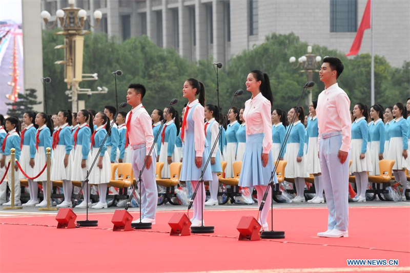 Les membres de la Ligue de la jeunesse communiste chinoise et les jeunes pionniers rendent hommage au PCC