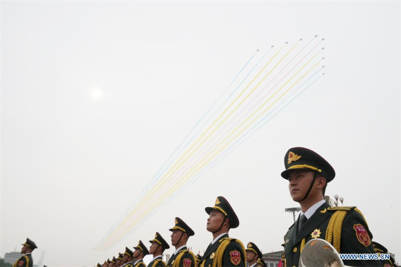 Des avions militaires survolent la place Tian'anmen en échelons pour marquer le centenaire du PCC