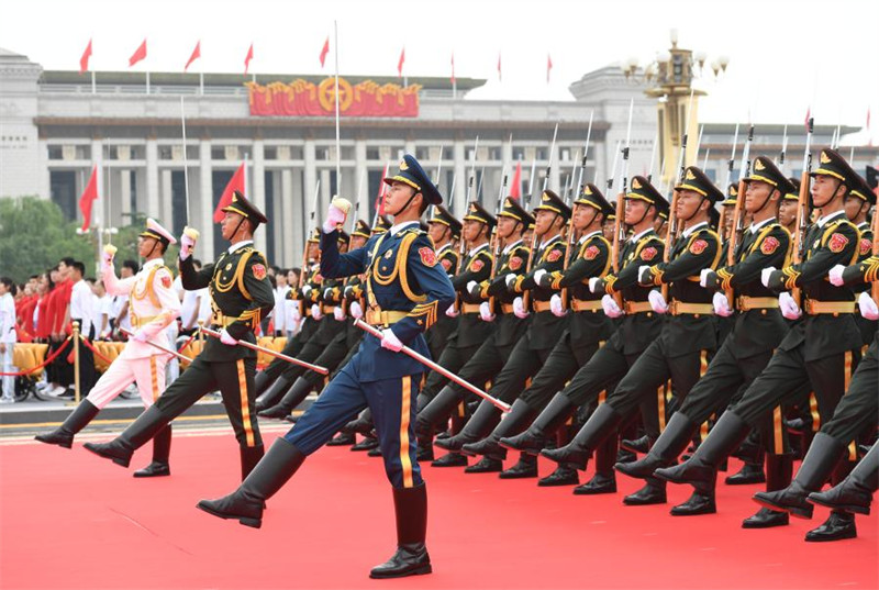 Cérémonie de lever du drapeau national lors d'un grand rassemblement célébrant le centenaire du Parti communiste chinois (PCC), sur la place Tian'anmen, à Beijing, capitale chinoise, le 1er juillet 2021. (Ma Ning / Xinhua)