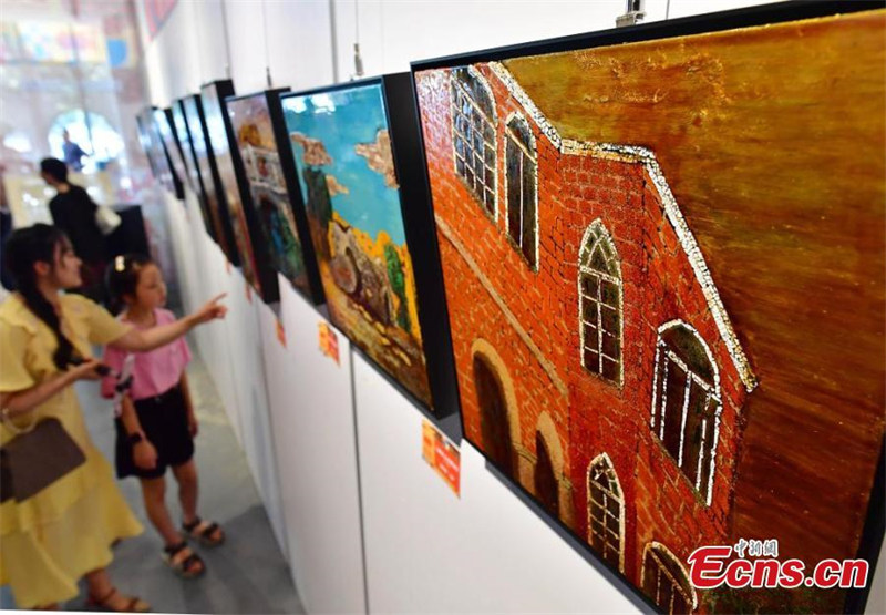 Des élèves ajoutent des éléments créatifs aux laques de Fuzhou