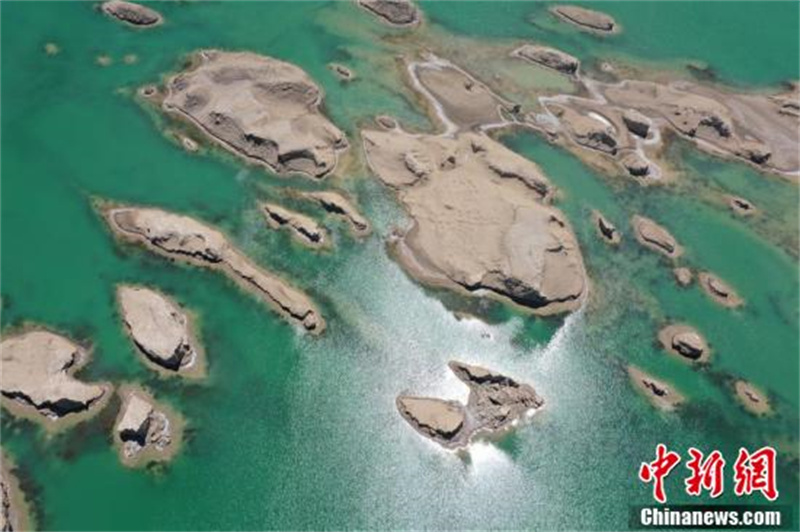 Photographie aérienne montrant des yardangs émergeant des eaux d'un lac, dans le bassin du Qaidam, qui se trouve dans la préfecture de Haixi de la province du Qinghai (nord-ouest de la Chine). (Photo /Liao Huayu)