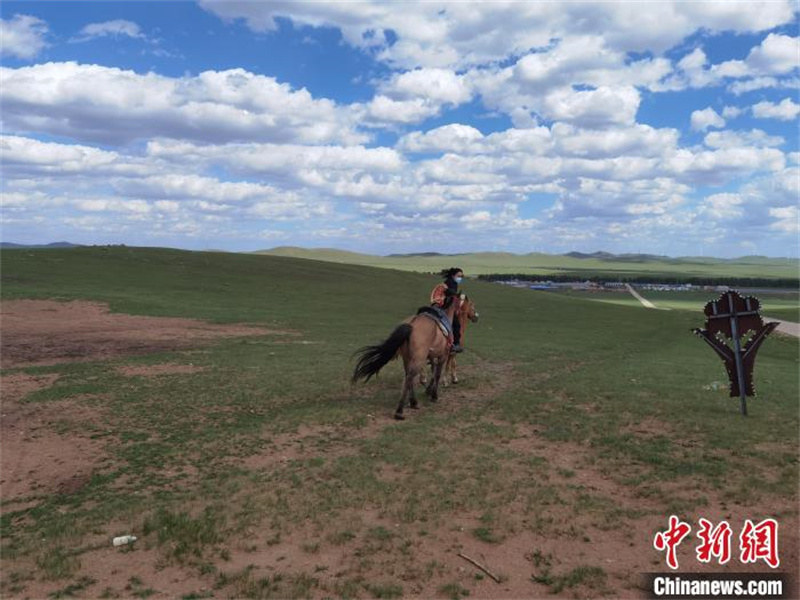 Une juge mongole galope à cheval dans les prairies du nord de la Chine pour aller traiter des dossiers