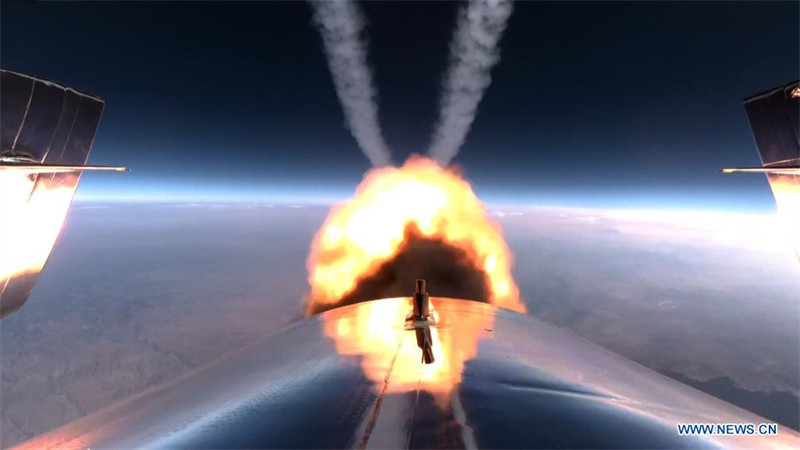 Virgin Galactic réalise son premier vol d'essai avec équipage complet