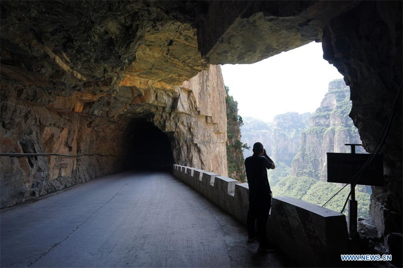 Chine : une route creusée dans la falaise au Shanxi