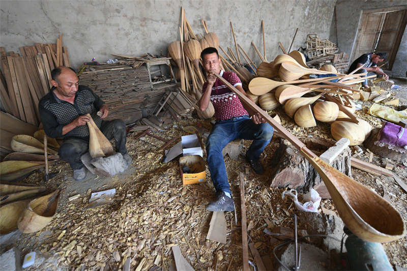 À la découverte du Xinjiang : les villageois bénéficient de revenus croissants grâce aux instruments de musique