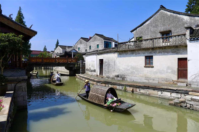 Un village ancien du Zhejiang accueille des touristes d'été