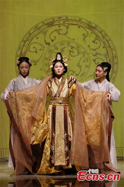 Un spectacle des costumes chinois anciens illumine la « culture de la soie »