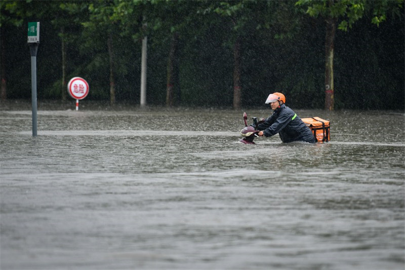 La Chine lance des efforts de sauvetage massifs après les pluies torrentielles du Henan