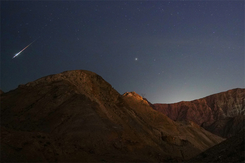 Une pluie de météores des Perséides frôle le ciel nocturne à la veille de la Saint-Valentin chinoise