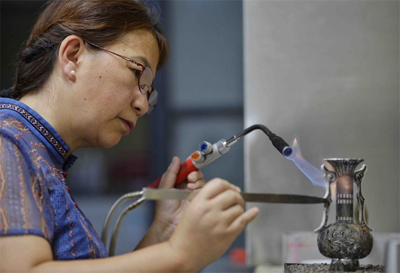 Héritière de l'art du filament d'argent tournoyant à Chengdu dans le Sichuan 
