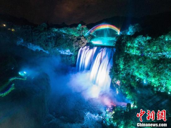 La belle vue nocturne de la cascade de Huangguoshu, dans le Guizhou