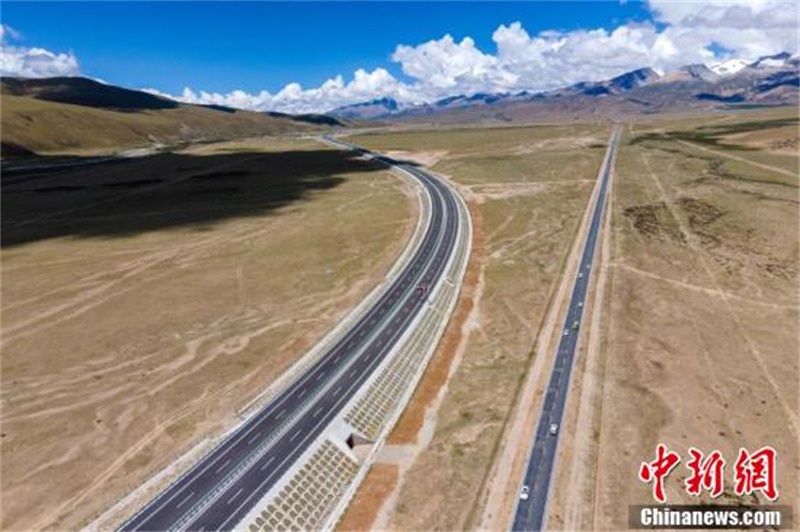 La section Naqu-Lhassa de l'autoroute G6 Beijing-Tibet, la plus haute autoroute du monde, ouverte à la circulation