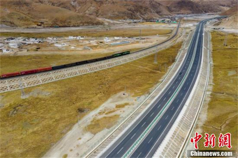La section Naqu-Lhassa de l'autoroute G6 Beijing-Tibet, la plus haute autoroute du monde, ouverte à la circulation