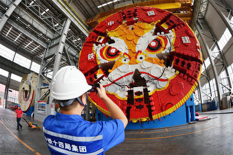 Un tunnelier à bouclier sous-marin développé par la Chine est sorti de la chaîne de montage à Changsha