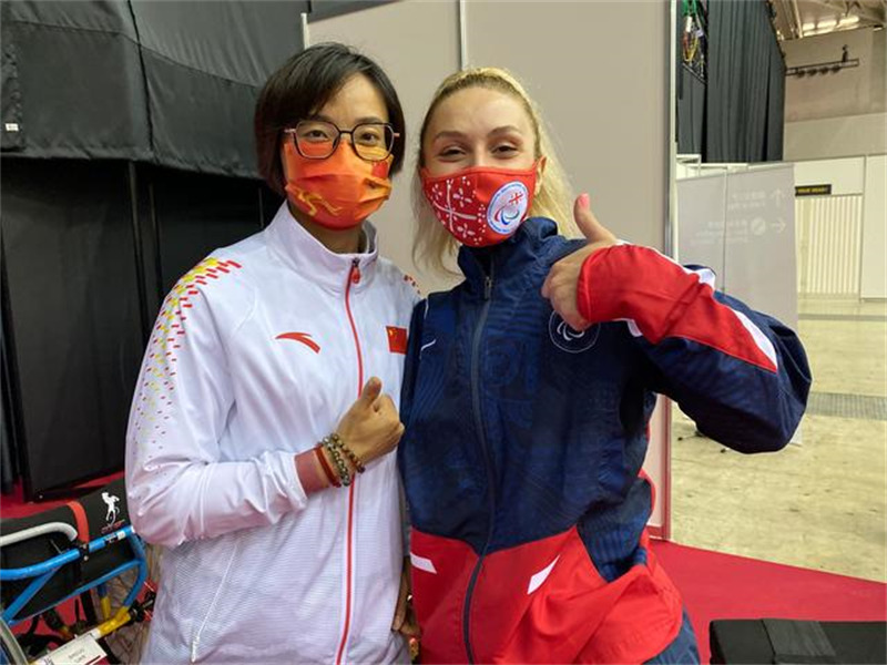 L'amitié aux Jeux paralympiques de Tokyo 2020 : la Chinoise Bian Jing aide son adversaire à pousser son fauteuil roulant