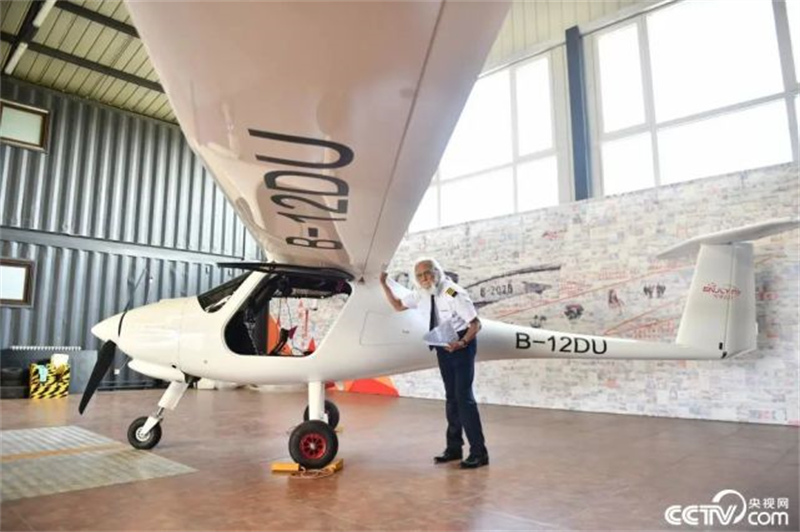 Un grand-père de 85 ans fait voler un avion, établissant le record du pilote chinois le plus âgé