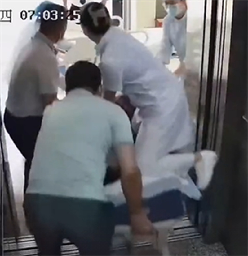 Jetant un regard de plus en attendant l'ascenseur, il a sauvé une vie