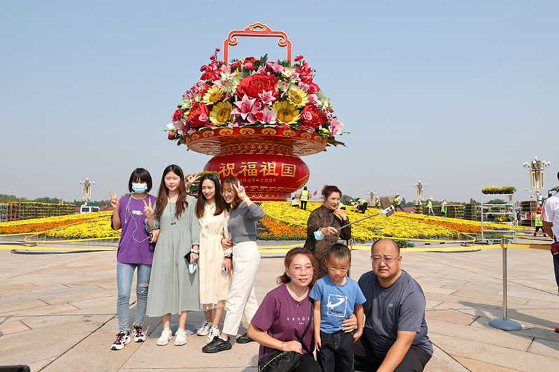 Un panier de fleurs décoré pour la Fête nationale chinoise accueille les visiteurs sur la place Tian'anmen