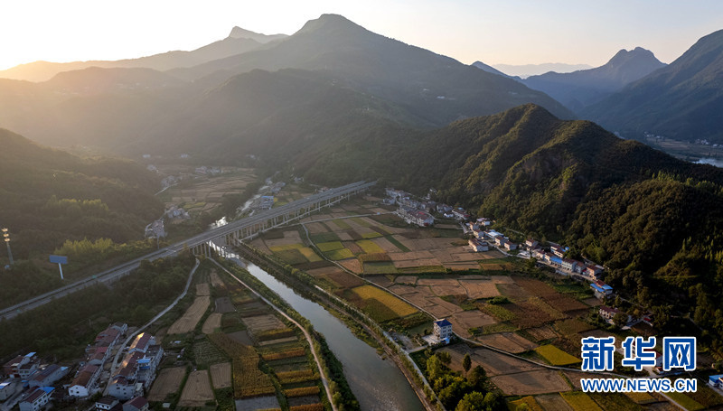 Comment une route stimule le développement du mont Jingshan, dans le Hubei