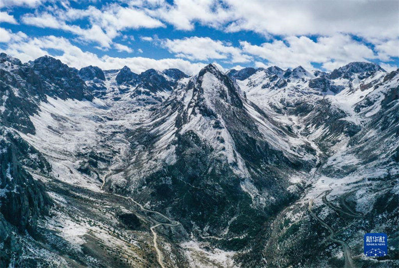 Les montagnes enneigées dans la réserve naturelle de la vallée de Baba (photo prise par drone, le 23 octobre). (Wang Xi / Xinhua) 