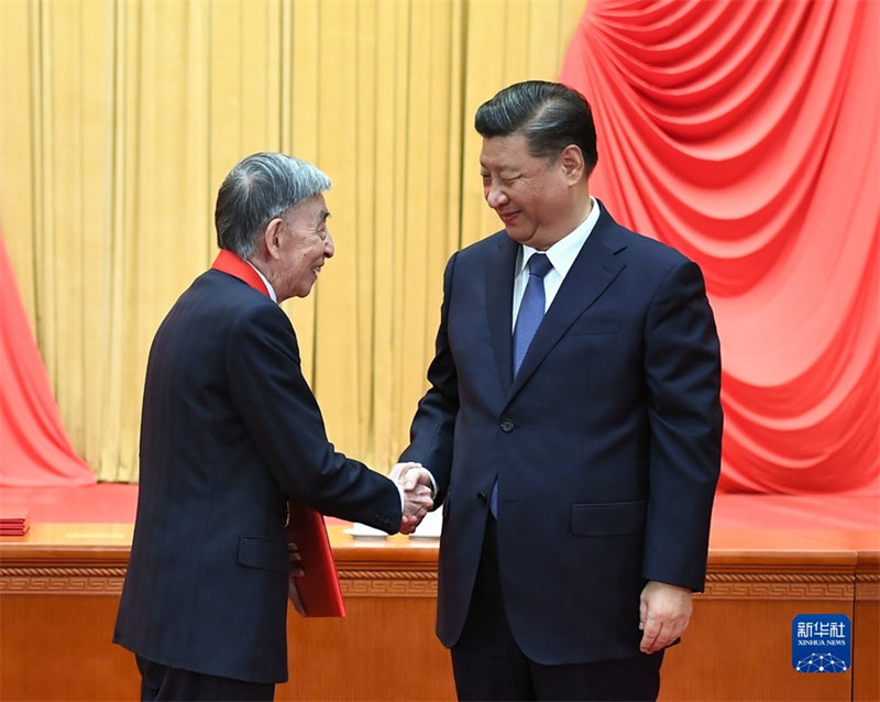Xi Jinping remet le plus haut prix scientifique de la Chine à un concepteur d'avions et à un expert nucléaire