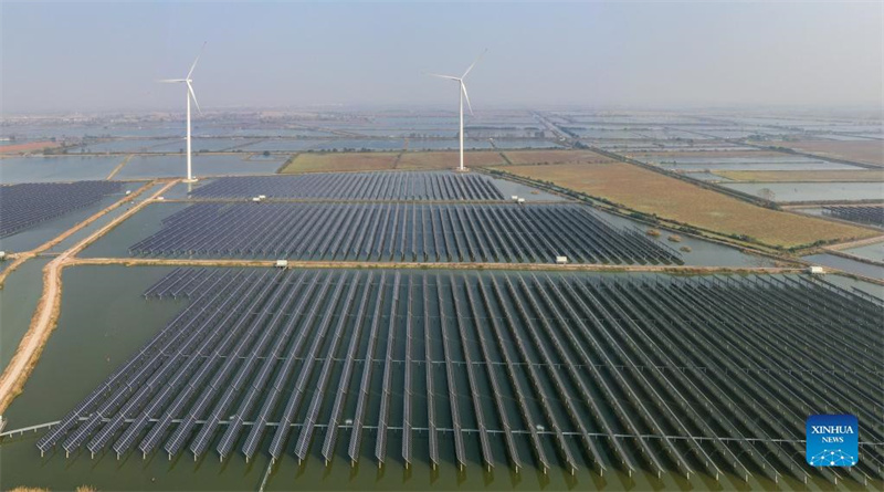 Photo aérienne prise le 3 novembre 2021 montrant un centre de production d'énergie photovoltaïque et éolienne installé au-dessus des eaux de pêche dans le canton de Sheyanghu du comté de Baoying à Yangzhou, dans la province du Jiangsu (est de la Chine). (Li Bo / Xinhua)