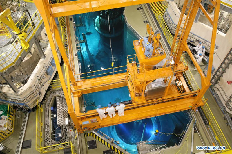 La Chine charge du combustible dans une unité nucléaire équipée d'un réacteur domestique