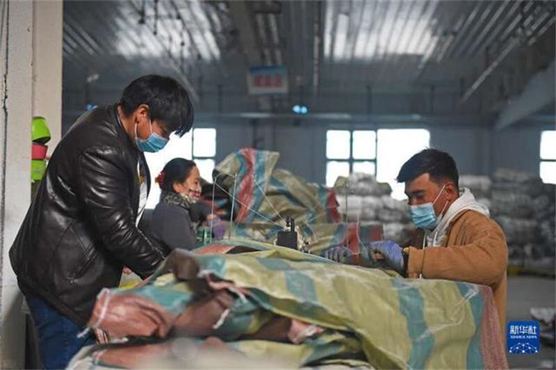 Xinjiang : la beauté du tissage stimule l'emploi local