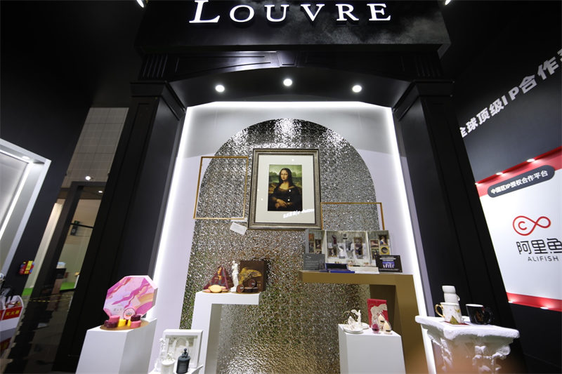 Crème glacée du Louvre, broderie de Suzhou « Mona Lisa »... une grande vague de dérivés des musées mondiaux sont présents à la CIIE