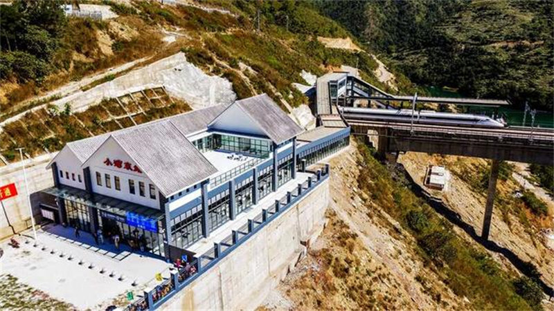 Une nouvelle gare ferroviaire facilite l'accès aux villes des campagnes du Yunnan
