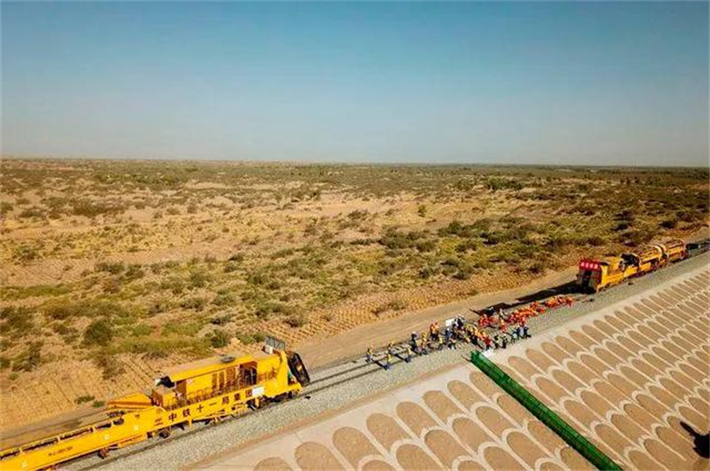 Le désert du Taklamakan « encerclé » par le rail