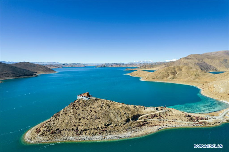 Photo aérienne du paysage du lac Yamzbog Yumco, à Shannan, dans la région autonome du Tibet (sud-ouest de la Chine), le 16 novembre 2021. (Sun Ruibo / Xinhua)