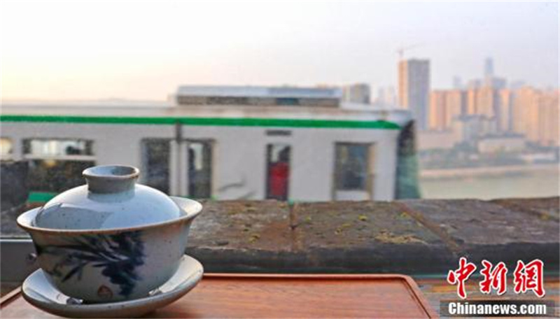 À Chongqing, un bâtiment centenaire est transformé en salon de thé, où le train léger peut « frôler en passant »